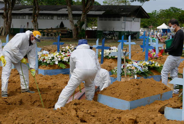 MANAUS, AM - 22.01.2021: ENTERROS DE COVID EM MANAUS - Covid-19 burials in Manaus (AM), at Nossa Senhora Aparecida cemetery, this Friday morning (22). There were 67 deaths occurred last Thursday (01 20) and there are already 6,757 dead. x2022529x  SandroxPereira