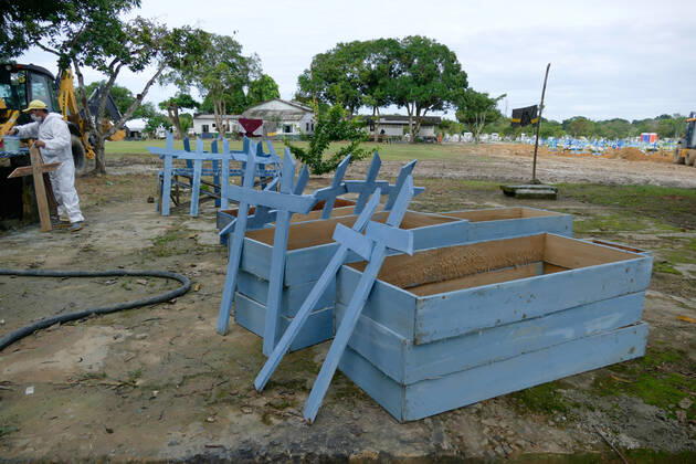 MANAUS, AM - 22.01.2021: ENTERROS DE COVID EM MANAUS - Covid-19 burials in Manaus (AM), at Nossa Senhora Aparecida cemetery, this Friday morning (22). There were 67 deaths occurred last Thursday (01 20) and there are already 6,757 dead. x2022531x  SandroxPereira