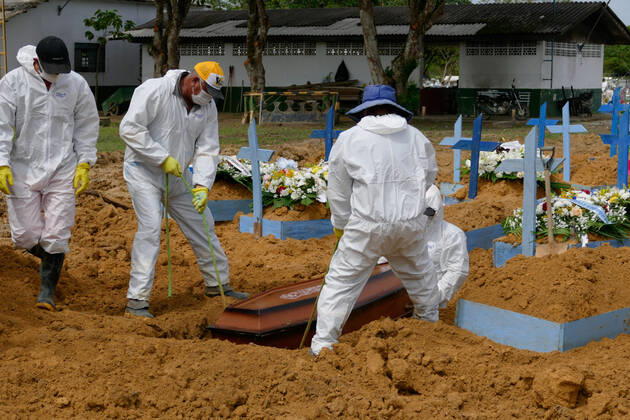 MANAUS, AM - 22.01.2021: ENTERROS DE COVID EM MANAUS - Covid-19 burials in Manaus (AM), at Nossa Senhora Aparecida cemetery, this Friday morning (22). There were 67 deaths occurred last Thursday (01 20) and there are already 6,757 dead. x2022534x  SandroxPereira