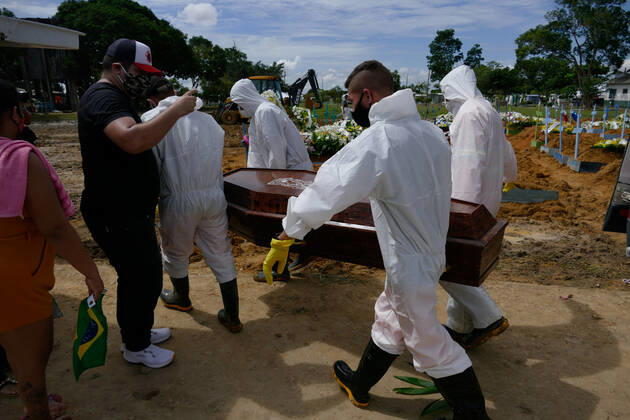 MANAUS, AM - 22.01.2021: ENTERROS DE COVID EM MANAUS - Covid-19 burials in Manaus (AM), at Nossa Senhora Aparecida cemetery, this Friday morning (22). There were 67 deaths occurred last Thursday (01 20) and there are already 6,757 dead. x2022536x  SandroxPereira