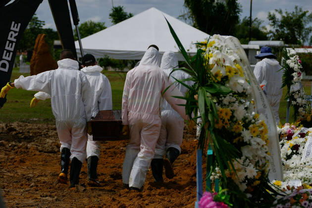 MANAUS, AM - 22.01.2021: ENTERROS DE COVID EM MANAUS - Covid-19 burials in Manaus (AM), at Nossa Senhora Aparecida cemetery, this Friday morning (22). There were 67 deaths occurred last Thursday (01 20) and there are already 6,757 dead. x2022537x  SandroxPereira