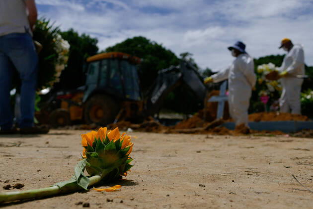 MANAUS, AM - 22.01.2021: ENTERROS DE COVID EM MANAUS - Covid-19 burials in Manaus (AM), at Nossa Senhora Aparecida cemetery, this Friday morning (22). There were 67 deaths occurred last Thursday (01 20) and there are already 6,757 dead. x2022539x  SandroxPereira