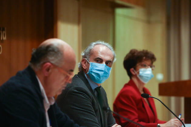 (L-R) The Vice-Minister of Public Health and COVID-19 Plan of the Community of Madrid, Antonio Zapatero; the Minister of Health, Enrique Ruiz Escudero; and the Director General of Public Health, Elena Andradas; at a conference called before the media to update information on the epidemiological and healthcare situation in the region due to coronavirus, in Madrid, (Spain), on 22 January 2021. In the call they have reported new measures with an extension of the curfew at 22.00 hours, the closure of the hotel and catering industry at 21.00 hours and a total of 56 Basic Health Areas in the region with entry and exit prohibited except for justified reasons. The conference comes 24 hours after a new record of infections in the Community of Madr Copyright: xLagenciaEPxPRESS R.Rubio.POOLx 3530723