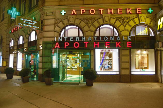 Covid-19: WIEN - 3. harter Lockdown Wien, 22.01.2021 Internationale Apotheke am Ring bei Nacht Nachtaufnahme Wien Austria