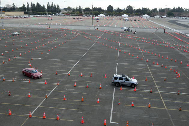 January 22, 2021, Los Angeles, California, USA: A few motorists wait in lines to get the coronavirus (COVID-19) vaccine in a parking lot at the Pomona Fairplex, Friday, Jan. 22, 2021, in Pomona, Calif. Los Angeles USA - ZUMAc68_ 20210122_zaf_c68_001 Copyright: xRingoxChiux