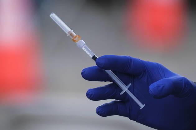 January 22, 2021, Los Angeles, California, USA: A healthcare worker holds a coronavirus (COVID-19) vaccine needle for a motorist in a parking lot at the Pomona Fairplex, Friday, Jan. 22, 2021, in Pomona, Calif. Los Angeles USA - ZUMAc68_ 20210122_zaf_c68_006 Copyright: xRingoxChiux