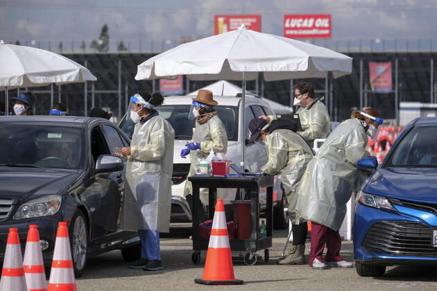January 22, 2021, Los Angeles, California, USA: Healthcare workers use wireless devices to register people with appointments for coronavirus (COVID-19) vaccine in a parking lot at the Pomona Fairplex, Friday, Jan. 22, 2021, in Pomona, Calif. Los Angeles USA - ZUMAc68_ 20210122_zaf_c68_012 Copyright: xRingoxChiux