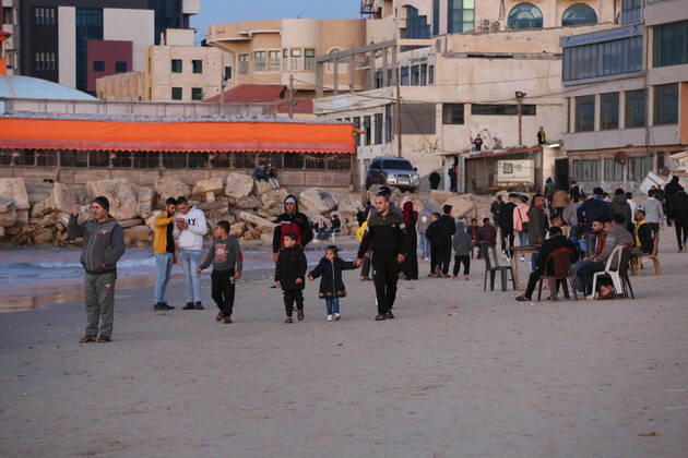 January 22, 2021, Gaza City, Gaza Strip, Palestinian Territory: Palestinians enjoy their time on the beach after the coronavirus disease (COVID-19) restrictions eased, in Gaza City, on January 22, 2021. Yesterday, the Ministry of Interior announced a series of measures to alleviate the restrictions of the Corona virus, including reopening mosques for Friday prayers and allowing foot movement on Friday and Saturday Gaza City Palestinian Territory - ZUMAap3_ 20210122_zaf_ap3_117 Copyright: xMahmoudxAjjourx