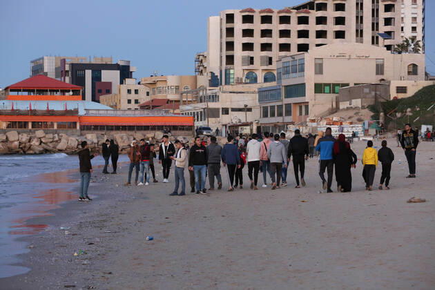 January 22, 2021, Gaza City, Gaza Strip, Palestinian Territory: Palestinians enjoy their time on the beach after the coronavirus disease (COVID-19) restrictions eased, in Gaza City, on January 22, 2021. Yesterday, the Ministry of Interior announced a series of measures to alleviate the restrictions of the Corona virus, including reopening mosques for Friday prayers and allowing foot movement on Friday and Saturday Gaza City Palestinian Territory - ZUMAap3_ 20210122_zaf_ap3_119 Copyright: xMahmoudxAjjourx