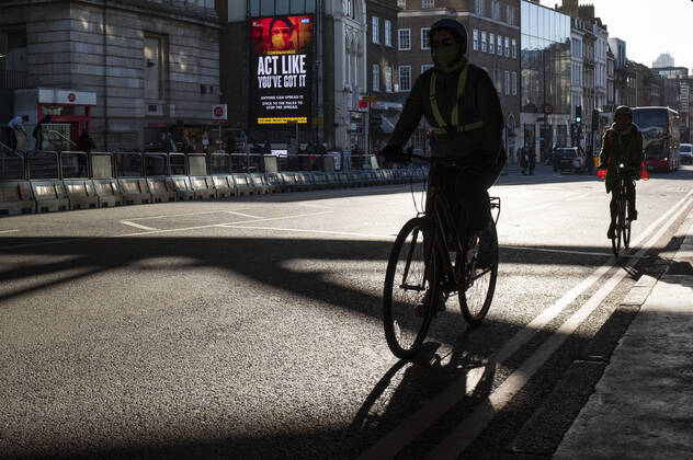 January 22, 2021, London, United Kingdom: A man wearing a face mask riding bicycle in the city of London, UK on January 22, 2021. Early evidence suggests the variant of coronavirus that emerged in the UK may be more deadly, Prime Minister Boris Johnson said. London United Kingdom - ZUMAj323 20210122_zip_j323_004 Copyright: xMayxJamesx