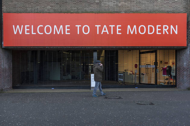 January 22, 2021, London, United Kingdom: A man passing by a closed Tate modern gallery in the city of London, UK on January 22, 2021. Early evidence suggests the variant of coronavirus that emerged in the UK may be more deadly, Prime Minister Boris Johnson said. London United Kingdom - ZUMAj323 20210122_zip_j323_008 Copyright: xMayxJamesx