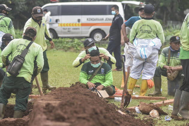 January 22, 2021, Jakarta, Indonesia: A gravedigger rests during the burial of a covid-19 victim at Bambu Apus public cemetery..Indonesia has reported 346 deaths from Covid-19 infection on Thursday (Jan 21), hitting a new record for the second time this week, as hospitals in the South-east Asian nation come under increasing strain from the coronavirus pandemic. Data from Indonesia s Covid-19 taskforce confirms a total 27,203 deaths, while confirmed cases toll to 951,651, among the highest in Asia. Jakarta Indonesia - ZUMAs197 20210122_zaa_s197_056 Copyright: xAgungxFatmaxPutrax