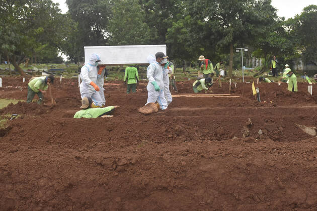 January 22, 2021, Jakarta, Indonesia: (EDITORS NOTE: Image depicts death).Undertakers wearing protective suits as a precaution take the body of a covid-19 victim for burial at Bambu Apus public cemetery..Indonesia has reported 346 deaths from Covid-19 infection on Thursday (Jan 21), hitting a new record for the second time this week, as hospitals in the South-east Asian nation come under increasing strain from the coronavirus pandemic. Data from Indonesia s Covid-19 taskforce confirms a total 27,203 deaths, while confirmed cases toll to 951,651, among the highest in Asia. Jakarta Indonesia - ZUMAs197 20210122_zaa_s197_059 Copyright: xAgungxFatmaxPutrax
