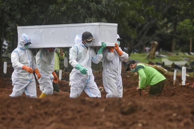January 22, 2021, Jakarta, Indonesia: (EDITORS NOTE: Image depicts death).Undertakers wearing protective suits as a precaution take the body of a covid-19 victim for burial at Bambu Apus public cemetery..Indonesia has reported 346 deaths from Covid-19 infection on Thursday (Jan 21), hitting a new record for the second time this week, as hospitals in the South-east Asian nation come under increasing strain from the coronavirus pandemic. Data from Indonesia s Covid-19 taskforce confirms a total 27,203 deaths, while confirmed cases toll to 951,651, among the highest in Asia. Jakarta Indonesia - ZUMAs197 20210122_zaa_s197_061 Copyright: xAgungxFatmaxPutrax