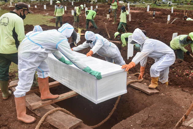 January 22, 2021, Jakarta, Indonesia: (EDITORS NOTE: Image depicts death).Undertakers wearing protective suits as a precaution lower the coffin of a covid-19 victim for burial at Bambu Apus public cemetery..Indonesia has reported 346 deaths from Covid-19 infection on Thursday (Jan 21), hitting a new record for the second time this week, as hospitals in the South-east Asian nation come under increasing strain from the coronavirus pandemic. Data from Indonesia s Covid-19 taskforce confirms a total 27,203 deaths, while confirmed cases toll to 951,651, among the highest in Asia. Jakarta Indonesia - ZUMAs197 20210122_zaa_s197_064 Copyright: xAgungxFatmaxPutrax