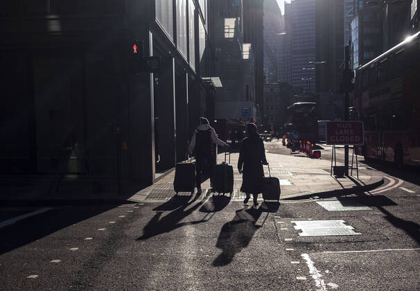 January 22, 2021, London, United Kingdom: A silhouette of people carrying suitcases while walking on the street London United Kingdom - ZUMAs197 20210122_zab_s197_026 Copyright: xMayxJamesx