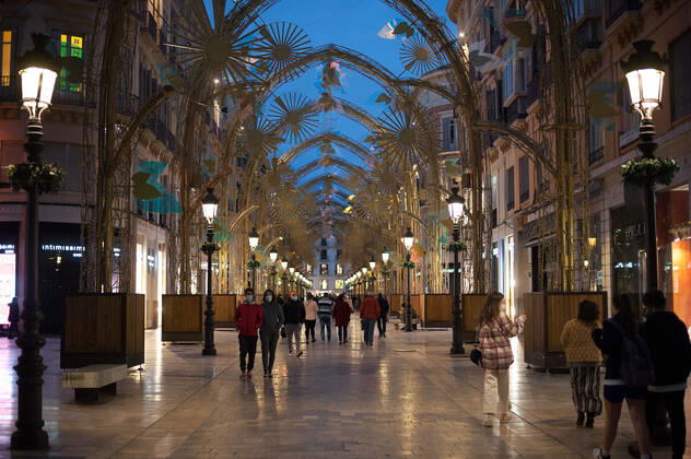 January 22, 2021, Malaga, Spain: People walking along the Marques de Larios street during the mandatory closure..The third wave of coronavirus disease has impacted most daily income in the Andalusia region after the Christmas holidays. Following the increase of infections, several regional governments decided to take new measures such as limiting mobility perimeters between cities and towns and closing hospitality and commercial sectors in the afternoon. Malaga Spain - ZUMAs197 20210122_zaa_s197_076 Copyright: xJesusxMeridax