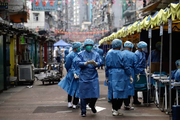 Coronavirus in China, Eindrücke aus Hongkong January 23, 2021, Hong Kong, CHINA: Medical Team gather outside command post on famous tourist s spot, TEMPLE STREET on Yau Tsim Mong District where unprecedented lockdown has been declared early this morning by HK Government in order to carry out compulsory Covid-19 Testing in the designated zone.Jan-23,2021Hong Kong.ZUMA Hong Kong CHINA - ZUMAl137 20210123_zap_l137_004 Copyright: xLiauxChung-renx