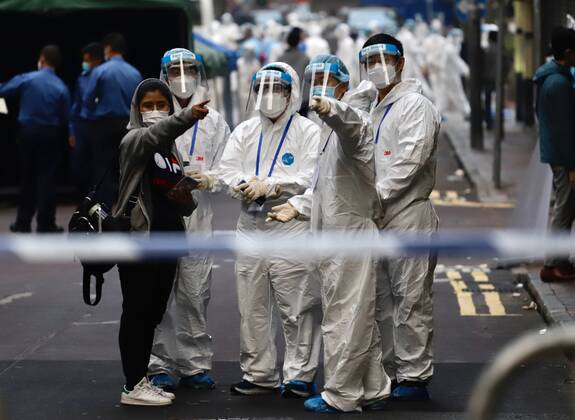 Coronavirus in China, Eindrücke aus Hongkong January 23, 2021, Hong Kong, CHINA: Ethnic minority female making inquiry with the Sanitizing Team inside the designated zone where LOCKDOWN has been declared early this morning by HK Government.Jan-23,2021Hong Kong.ZUMA Hong Kong CHINA - ZUMAl137 20210123_zap_l137_007 Copyright: xLiauxChung-renx