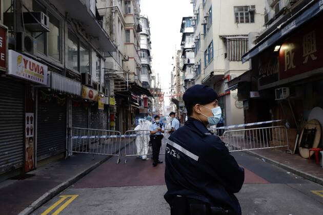 News Bilder des Tages Coronavirus in China, Eindrücke aus Hongkong January 23, 2021, Hong Kong, CHINA: Policeman standing guard inside designated zone on Temple Street, Yau Tsim Mong District where LOCKDOWN is declared early this morning by HK Government.Jan-23,2021Hong Kong.ZUMA Hong Kong CHINA - ZUMAl137 20210123_zap_l137_008 Copyright: xLiauxChung-renx