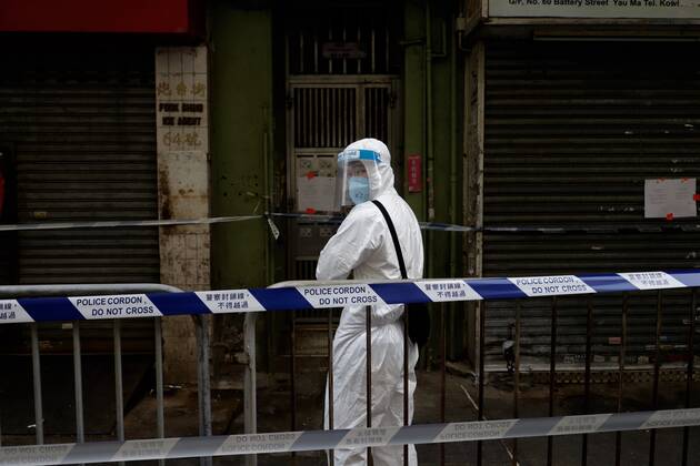 Coronavirus in China, Eindrücke aus Hongkong January 23, 2021, Hong Kong, CHINA: Lone staff from Sanitizing Unit stand guard in front of a building inside designated area on Temple Street where lockdown has been declared early this morning by HK Government. All residents within designated zone are told to stay home and restricted from freely entering or going out of residential buildings without particular permit documents.Jan-23,2021Hong Kong.ZUMA Hong Kong CHINA - ZUMAl137 20210123_zap_l137_010 Copyright: xLiauxChung-renx