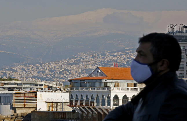 (210122) -- BEIRUT, Jan. 22, 2021 -- A man wearing a face mask is seen on the seafront of Beirut, Lebanon, Jan. 22, 2021. Lebanon registered on Friday 3,220 new COVID-19 cases, bringing the total number of infections to 272,461, the Health Ministry reported. ) LEBANON-BEIRUT-COVID-19-CASES BilalxJawich 