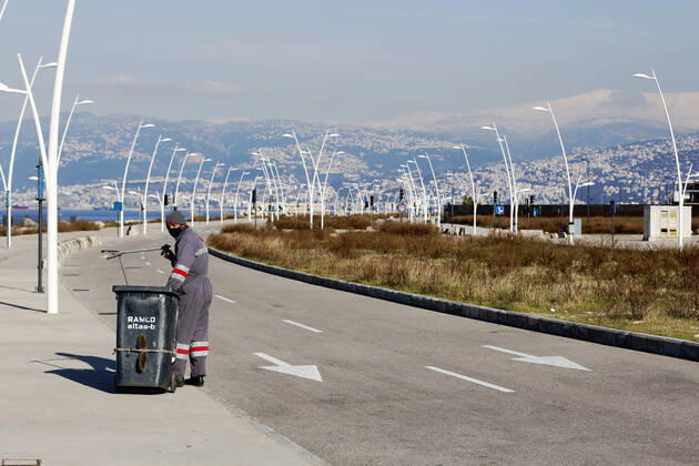 (210122) -- BEIRUT, Jan. 22, 2021 -- A sanitation worker wearing a face mask is seen on the seafront of Beirut, Lebanon, Jan. 22, 2021. Lebanon registered on Friday 3,220 new COVID-19 cases, bringing the total number of infections to 272,461, the Health Ministry reported. ) LEBANON-BEIRUT-COVID-19-CASES BilalxJawich 