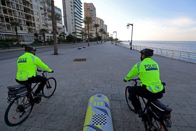 (210122) -- BEIRUT, Jan. 22, 2021 -- Policemen patrol on a street during a lockdown in Beirut, Lebanon, Jan. 22, 2021. Lebanon registered on Friday 3,220 new COVID-19 cases, bringing the total number of infections to 272,461, the Health Ministry reported. ) LEBANON-BEIRUT-COVID-19-CASES BilalxJawich 