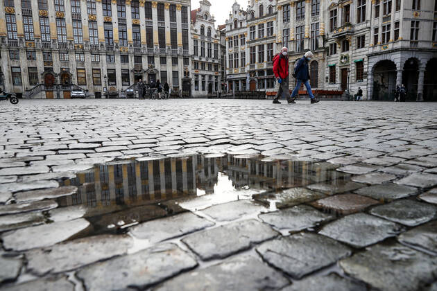 (210123) -- BRUSSELS, Jan. 23, 2021 -- People walk on the Grand Place in Brussels, Belgium, Jan. 22, 2021. Belgium will start to ban non-essential travel from or to the country starting on Jan. 27, Prime Minister Alexander De Croo announced Friday. The ban will be valid until March 1. ) BELGIUM-BRUSSELS-COVID-19-TRAVEL BAN ZhangxCheng 
