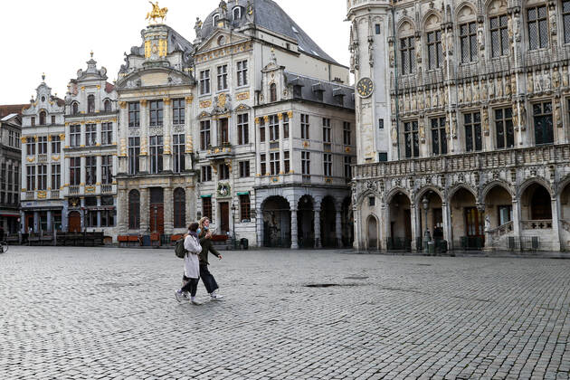 (210123) -- BRUSSELS, Jan. 23, 2021 -- People walk on the Grand Place in Brussels, Belgium, Jan. 22, 2021. Belgium will start to ban non-essential travel from or to the country starting on Jan. 27, Prime Minister Alexander De Croo announced Friday. The ban will be valid until March 1. ) BELGIUM-BRUSSELS-COVID-19-TRAVEL BAN ZhangxCheng 