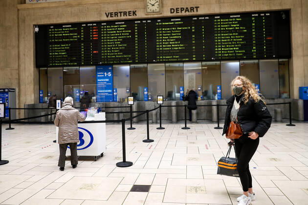 (210123) -- BRUSSELS, Jan. 23, 2021 -- Passengers are seen at the Brussels Central Station in Brussels, Belgium, Jan. 22, 2021. Belgium will start to ban non-essential travel from or to the country starting on Jan. 27, Prime Minister Alexander De Croo announced Friday. The ban will be valid until March 1. ) BELGIUM-BRUSSELS-COVID-19-TRAVEL BAN ZhangxCheng 