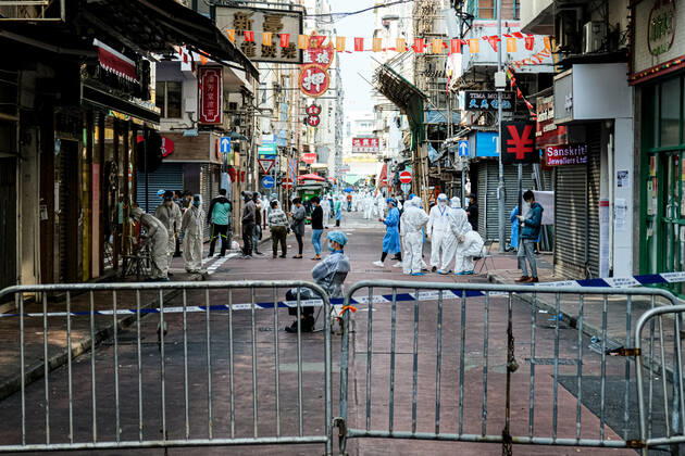 Coronavirus in China, Eindrücke aus Hongkong January 23, 2021, Hong Kong, China: Government workers wear personal protective equipment are seen within the lockdown area in Jordon district. Hong Kong government locked down tens of thousand of residents to contain a worsening outbreak of the coronavirus. Hong Kong China - ZUMAt141 20210123_zap_t141_002 Copyright: xKeithxTsujix
