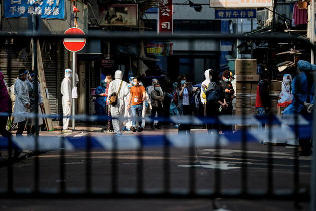 Coronavirus in China, Eindrücke aus Hongkong January 23, 2021, Hong Kong, China: Government workers wear personal protective equipment are seen within the lockdown area in Jordon district. Hong Kong government locked down tens of thousand of residents to contain a worsening outbreak of the coronavirus. Hong Kong China - ZUMAt141 20210123_zap_t141_003 Copyright: xKeithxTsujix
