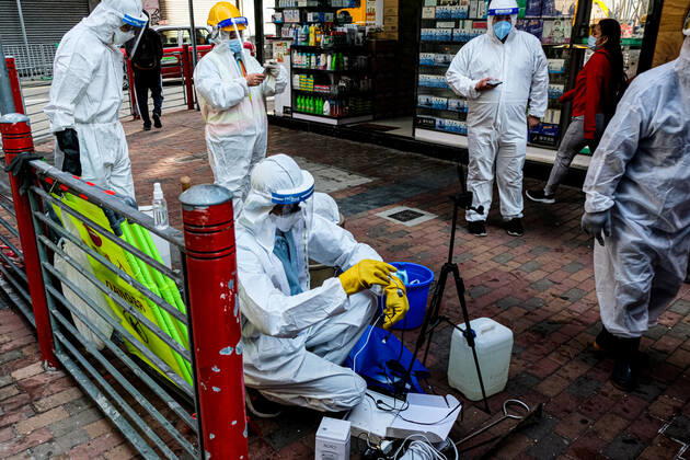 Coronavirus in China, Lockdown in Hongkong January 23, 2021, Hong Kong, China: Government workers wear personal protective equipment examine the sewage system within the lockdown area in Jordon district. Hong Kong government locked down tens of thousand of residents to contain a worsening outbreak of the coronavirus. Hong Kong China - ZUMAt141 20210123_zap_t141_004 Copyright: xKeithxTsujix