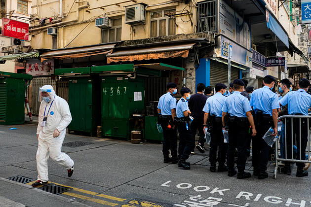 Coronavirus in China, Eindrücke aus Hongkong January 23, 2021, Hong Kong, China: Government worker with personal protective equipment and police are seen within the lockdown area in Jordon district. Hong Kong government locked down tens of thousand of residents to contain a worsening outbreak of the coronavirus. Hong Kong China - ZUMAt141 20210123_zap_t141_008 Copyright: xKeithxTsujix