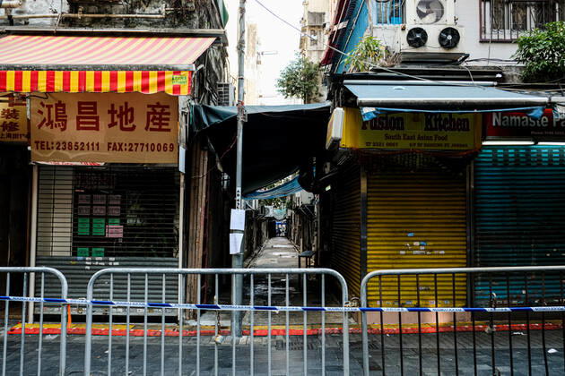 Coronavirus in China, Eindrücke aus Hongkong January 23, 2021, Hong Kong, China: Empty street and closed shops are seen within the lockdown area in Jordon district. Hong Kong government locked down tens of thousand of residents to contain a worsening outbreak of the coronavirus. Hong Kong China - ZUMAt141 20210123_zap_t141_011 Copyright: xKeithxTsujix