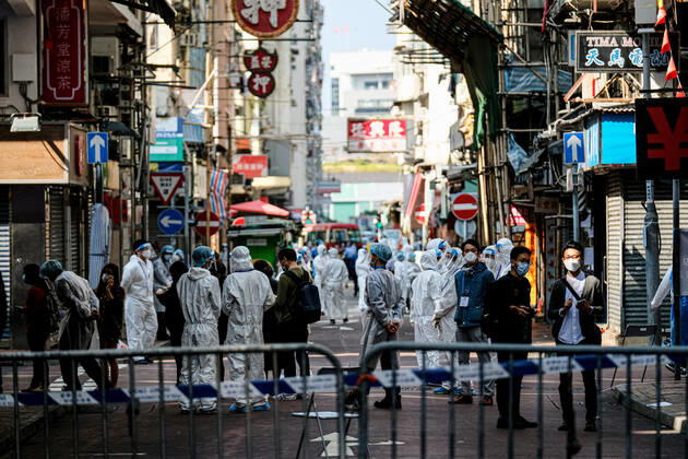 Coronavirus in China, Lockdown in Hongkong January 23, 2021, Hong Kong, China: Government workers wear personal protective equipment are seen within the lockdown area in Jordon district. Hong Kong government locked down tens of thousand of residents to contain a worsening outbreak of the coronavirus. Hong Kong China - ZUMAt141 20210123_zap_t141_015 Copyright: xKeithxTsujix