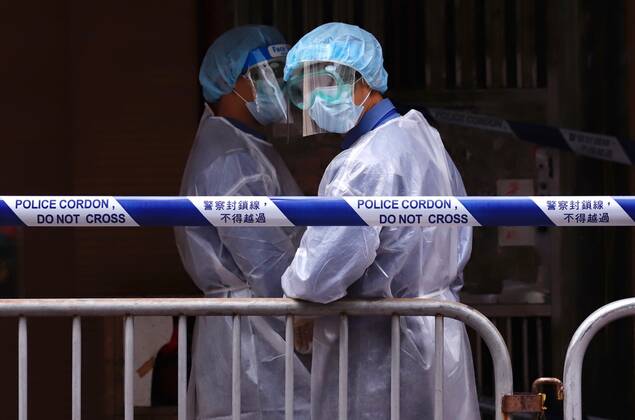 Coronavirus in China, Lockdown in Hongkong January 23, 2021, Hong Kong, CHINA: Medical Team awaiting for duty behind Police cordon line on Temple Street in the early morning.Jan-23,2021Hong Kong.ZUMA Hong Kong CHINA - ZUMAl137 20210123_zap_l137_019 Copyright: xLiauxChung-renx