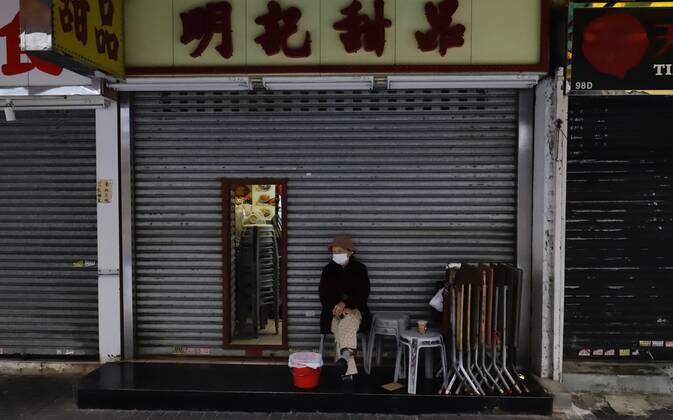 Coronavirus in China, Eindrücke aus Hongkong January 23, 2021, Hong Kong, CHINA: A senior citizen rests outside the closed shop on Temple Street in the early morning after HK Government have announced lockdown over Yau Tsim Mong District on Kowloon Peninsula.Jan-23,2021Hong Kong.ZUMA Hong Kong CHINA - ZUMAl137 20210123_zap_l137_022 Copyright: xLiauxChung-renx