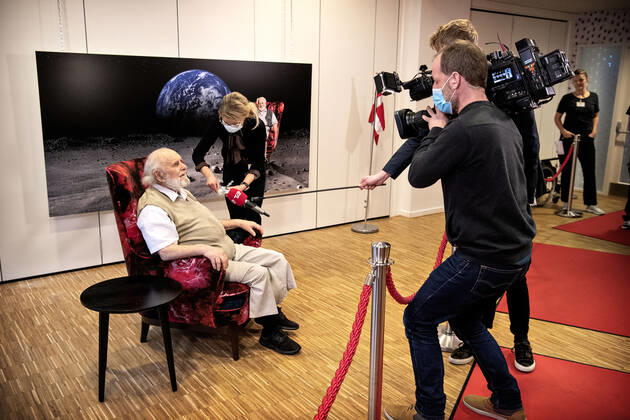 Beboer Carl-Einar Joergensen faar andet stik med vaccine fra Pfizer BioNTech af laege Puk Laugen paa Plejecenter Faelledgaarden paa OEsterbro i Koebenhavn, loerdag den 23. januar 2021.. , Copenhagen Copyright: NILSxMEILVANG NilsxMeilvangx cop102 spdk20210123-104857-L