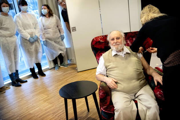 Beboer Carl-Einar Joergensen faar andet stik med vaccine fra Pfizer BioNTech af laege Puk Laugen paa Plejecenter Faelledgaarden paa OEsterbro i Koebenhavn, loerdag den 23. januar 2021.. , Copenhagen Copyright: NILSxMEILVANG NilsxMeilvangx cop102 spdk20210123-104904-L
