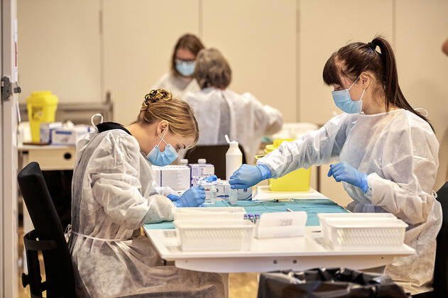 Vaccinen blandes inden den fordeles rundt paa. Beboerne paa Plejecenter Faelledgaarden faar andet stik med vaccine fra Pfizer BioNTech, paa OEsterbro i Koebenhavn, loerdag den 23. januar 2021.. , Copenhagen Copyright: NILSxMEILVANG NilsxMeilvangx cop102 spdk20210123-112906-L