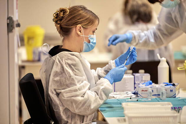 Vaccinen blandes inden den fordeles rundt paa. Beboerne paa Plejecenter Faelledgaarden faar andet stik med vaccine fra Pfizer BioNTech, paa OEsterbro i Koebenhavn, loerdag den 23. januar 2021.. , Copenhagen Copyright: NILSxMEILVANG NilsxMeilvangx cop102 spdk20210123-112913-L