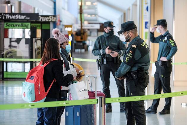 Civil Guard members controls the passengers at an almost empty Ibiza airport after the desition of the regional government to lockdown the island for the coronavirus figures in Ibiza, Balearics, Islands, Spain on 23 January 2021. Lockdown of Ibiza due to coronavirus !ACHTUNG: NUR REDAKTIONELLE NUTZUNG!  Copyright: xSergioxG.xCanizaresx GRAF5443 20210123-637470004942206872