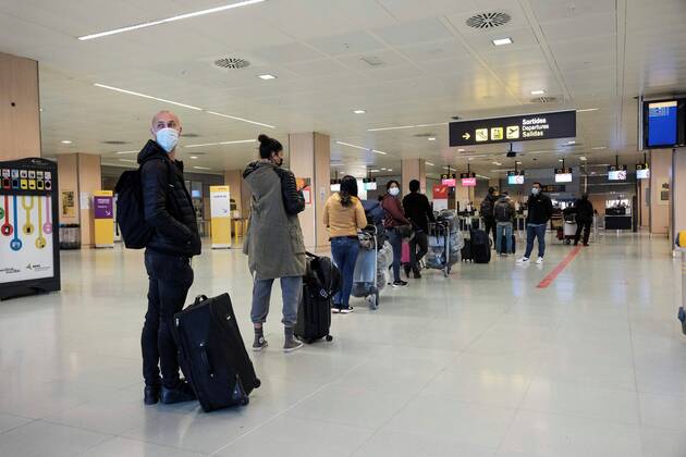Passengers queue at an almost empty Ibiza airport after the desition of the regional government to lockdown the island for the coronavirus figures in Ibiza, Balearics, Islands, Spain on 23 January 2021. Lockdown of Ibiza due to coronavirus !ACHTUNG: NUR REDAKTIONELLE NUTZUNG!  Copyright: xSergioxG.xCanizaresx GRAF5433 20210123-637470004964081996