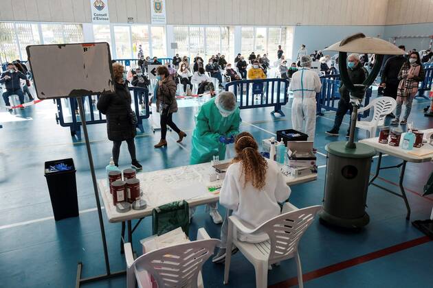 Health workers make a massive coronavirus test in the area of Sant Antoni de Portmany in Ibiza, Balearics, Islands, Spain on 23 January 2021, when the region marks 704 cases for 100,000 inhabitants. Massive coronavirus test in Ibiza !ACHTUNG: NUR REDAKTIONELLE NUTZUNG!  Copyright: xSergioxG.xCanizaresx GRAF5506 20210123-637470050111821808