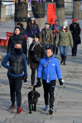 . 23 01 2021. London, United Kingdom. Walkers enjoy their daily exercise at the Southbank in London as the Covid 19 lockdown continues.  xHowardxJonesx xi-Imagesx IIM-21992-0001