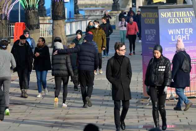 . 23 01 2021. London, United Kingdom. Walkers enjoy their daily exercise at the Southbank in London as the Covid 19 lockdown continues.  xHowardxJonesx xi-Imagesx IIM-21992-0003