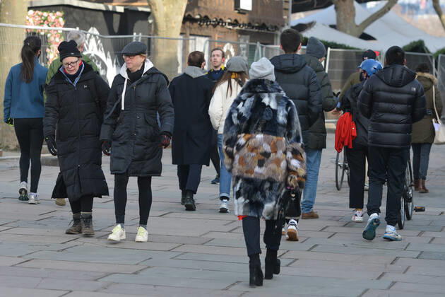 . 23 01 2021. London, United Kingdom. Walkers enjoy their daily exercise at the Southbank in London as the Covid 19 lockdown continues.  xHowardxJonesx xi-Imagesx IIM-21992-0007