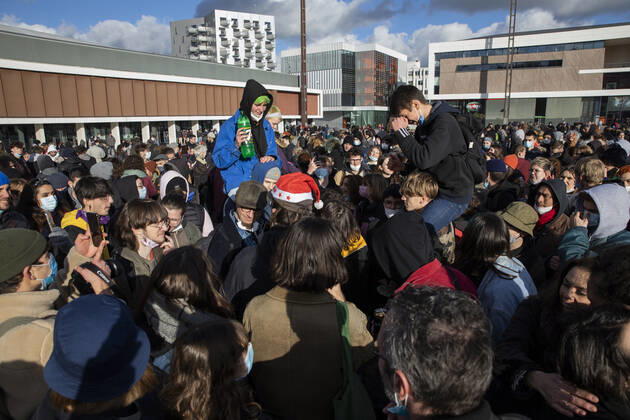 News Bilder des Tages People gathered in Rennes west of France, on January 23, 2021, in support of arrested after the rave party in Lieuron neard Rennes, which was held at New Year s Eve, with around 2,400 participants.  Copyright: xJeremiasxGonzalezx